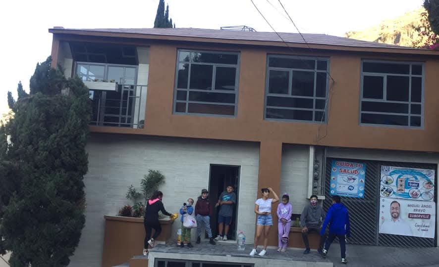 Comunidad afuera de las instalaciones de The Club